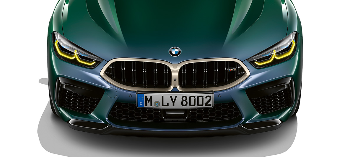 BMW M8 Gran Coupé prva edicija, pogled od spredaj BMW M8 Gran Coupé prva edicija F93 2020 v kovinski barvi BMW Individual Aurora Diamond Green, pogled od spredaj