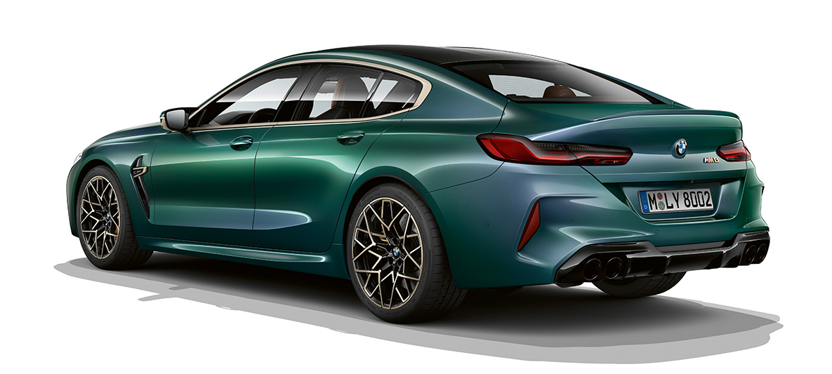 BMW M8 Gran Coupé prva edicija, tričetrtinski zadnji pogled BMW M8 Gran Coupé prva edicija F93 2020 v kovinski barvi BMW Individual Aurora Diamond Green, tričetrtinski zadnji pogled