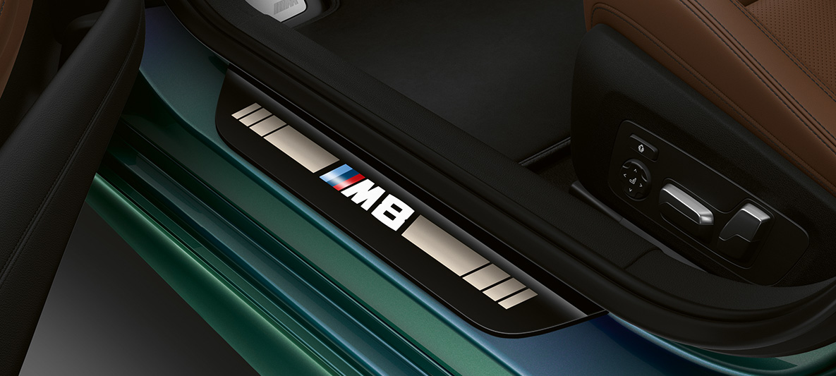 Vstopna letev BMW M8 Gran Coupé prva edicija Vstopne letve z napisom M8 BMW M8 Gran Coupé prva edicija F93 2020 v kovinski barvi BMW Individual Aurora Diamond Green, notranjost