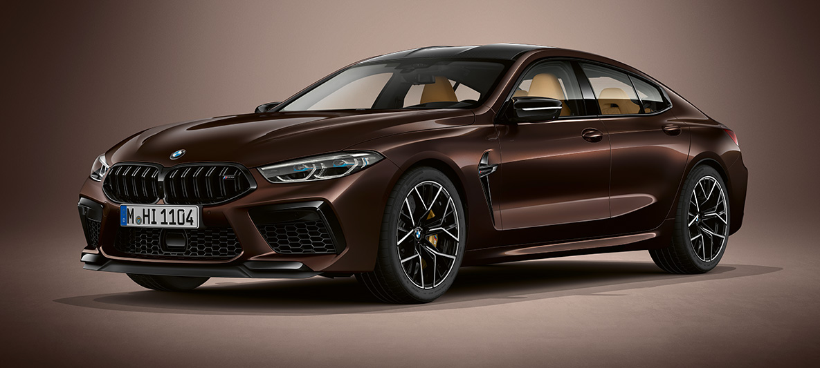 BMW M8 Competition Gran Coupé v kovinski barvi BMW Individual Almandine Brown BMW M8 Competition Gran Coupé sprednji polprofil F93 2020 v kovinski barvi BMW Individual Almandine Brown sprednji polprofil