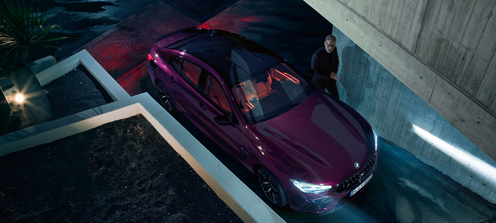 BMW M8 Competition Gran Coupé iz ptičje perspektive BMW M8 Competition Gran Coupé F93 2020 v kovinski barvi BMW Individual Amterine, stoji pred stavbo, ptičja perspektiva