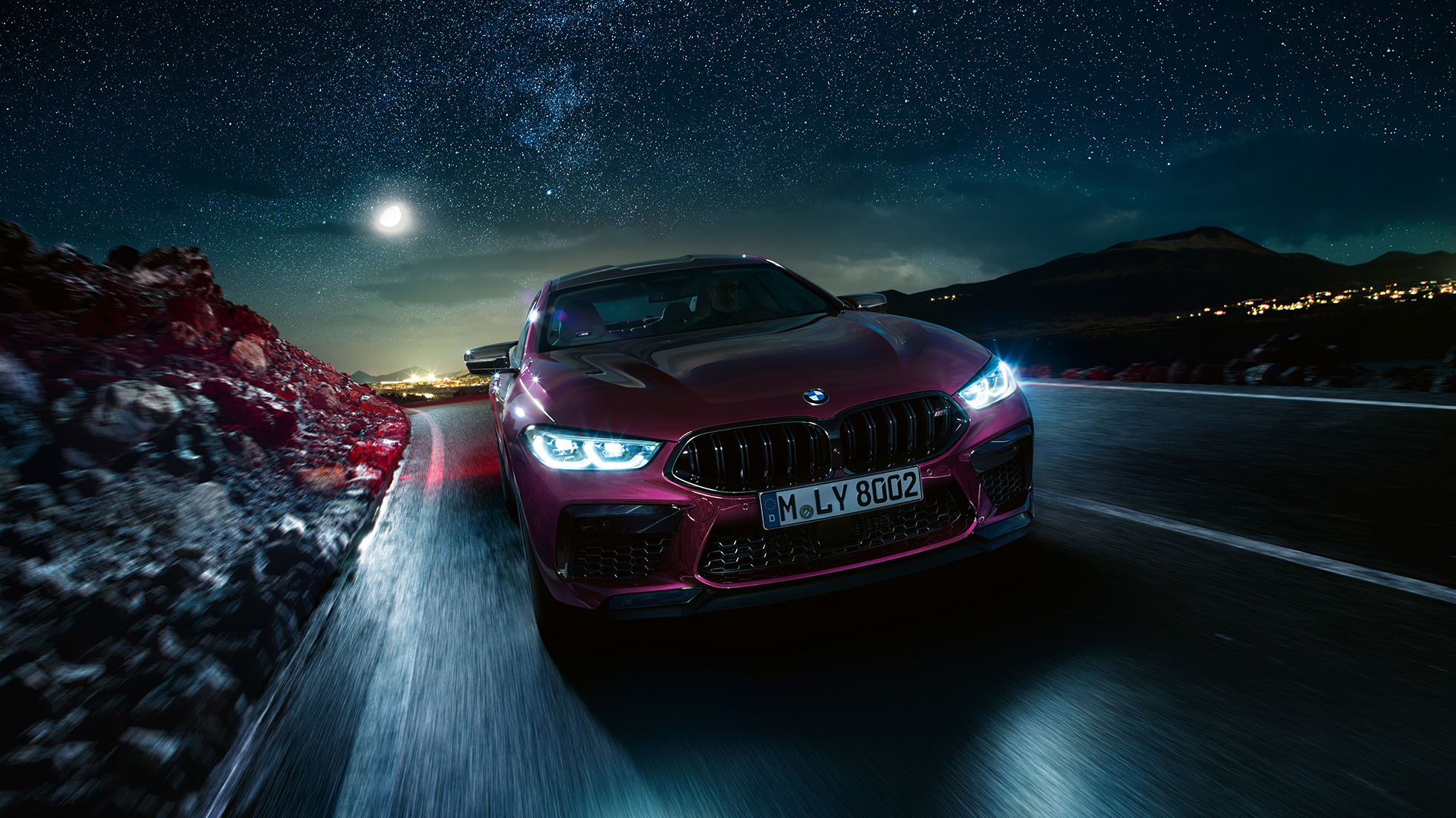 BMW M8 Competition Gran Coupé, od spredaj med vožnjo BMW M8 Competition Gran Coupé F93 2020 v kovinski barvi BMW Individual Ametrine, od spredaj med vožnjo