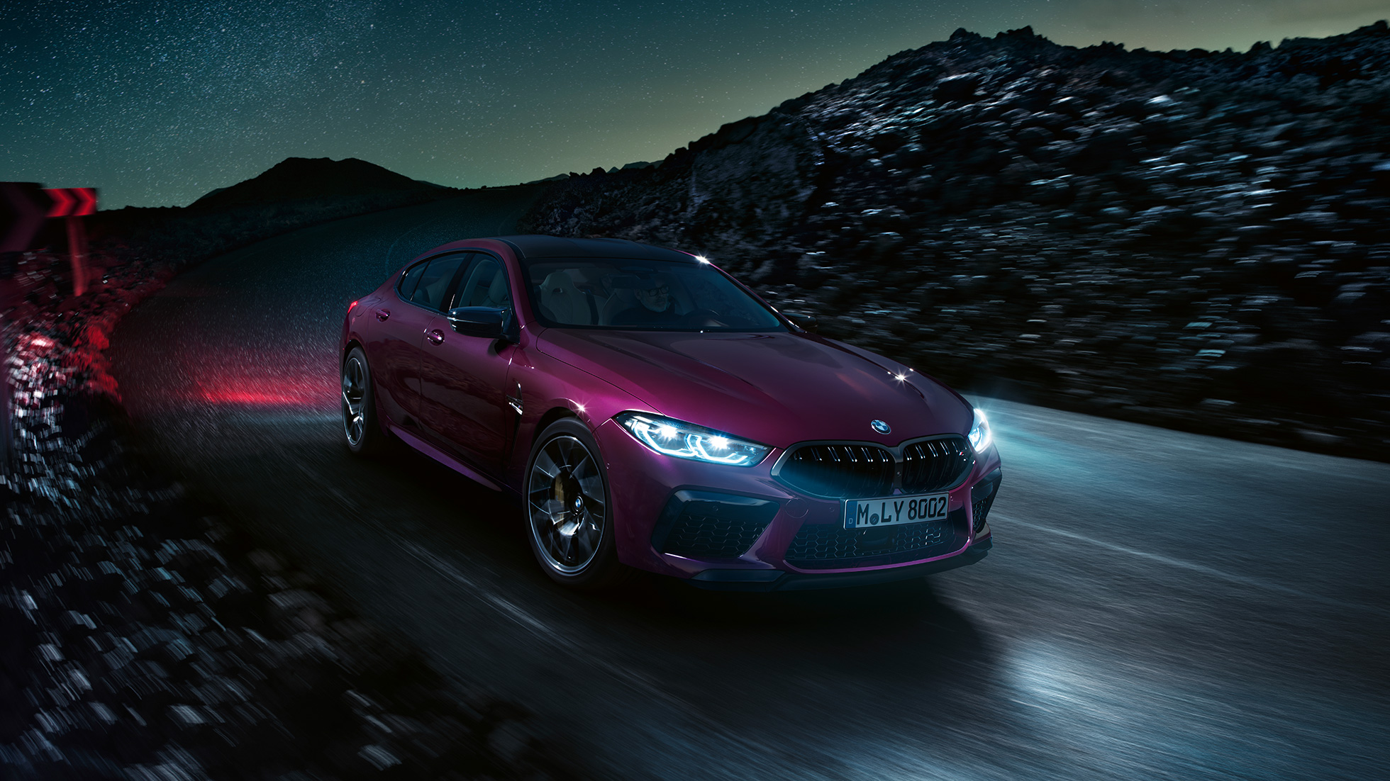 BMW M8 Competition Gran Coupé, tričetrtinski pogled od spredaj BMW M8 Competition Gran Coupé F93 2020 v kovinski barvi BMW Individual Ametrine, tričetrtinski sprednji pogled