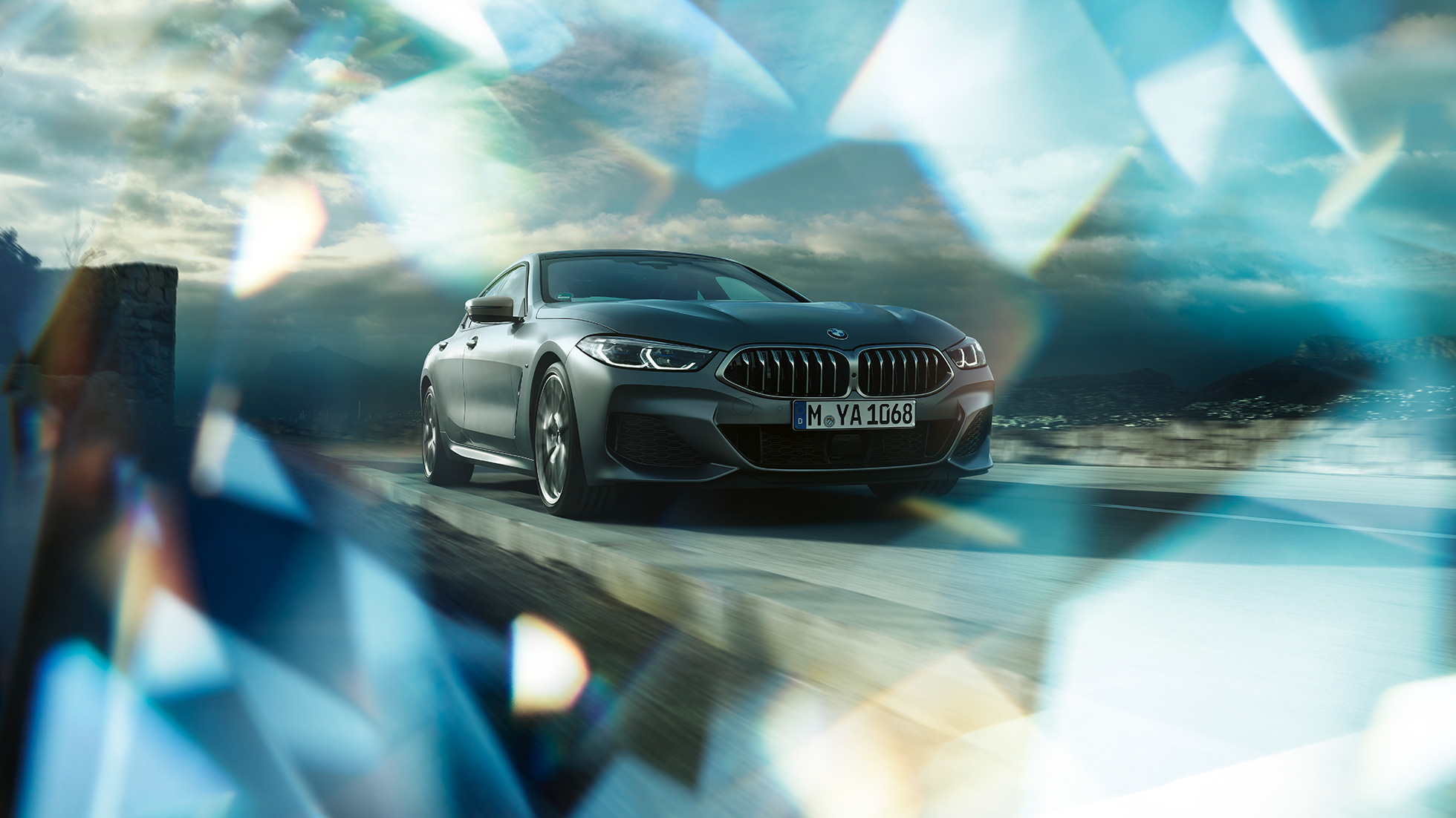 BMW M850i xDrive Gran Coupé, tričetrtinski pogled od spredaj BMW M850i xDrive Gran Coupé G16 2019 v kovinski barvi BMW Individual Frozen Bluestone, tričetrtinski sprednji pogled