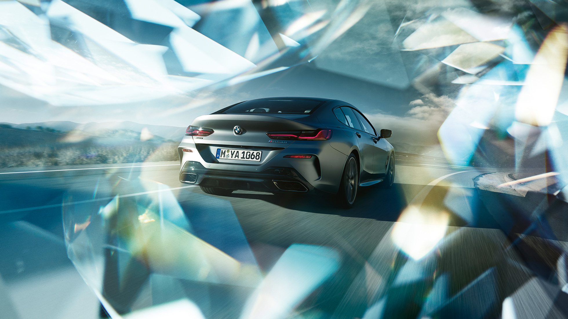 BMW M850i xDrive Gran Coupé, tričetrtinski pogled od zadaj BMW M850i xDrive Gran Coupé G16 2019 v kovinski barvi BMW Individual Frozen Bluestone, tričetrtinski zadnji pogled