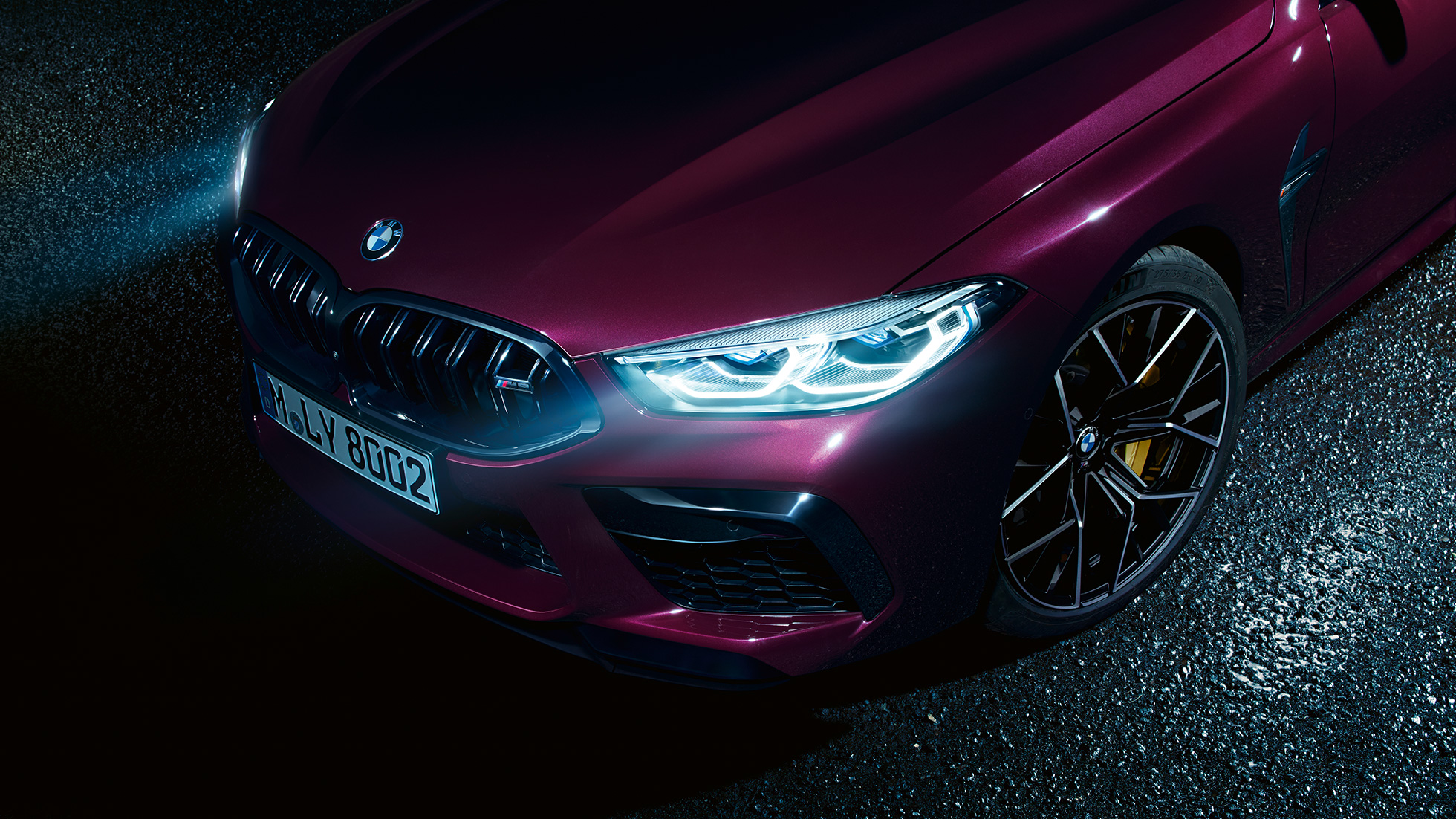 BMW M8 Competition Gran Coupé, povečava spredaj bočno BMW M8 Competition Gran Coupé z lasersko lučjo BMW F93 2020 v kovinski barvi BMW Individual Ametrine, povečava spredaj bočno