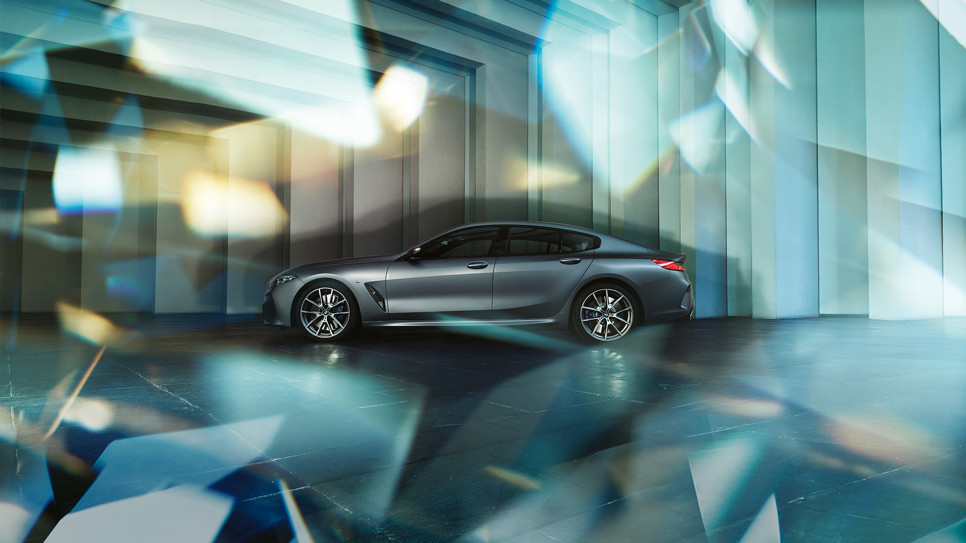 Linija strehe v slogu modelov coupé BMW M850i xDrive Gran Coupé Linija strehe v slogu modelov coupé BMW M850i xDrive Gran Coupé G16 2019 v kovinski barvi BMW Individual Frozen Bluestone, v profilu