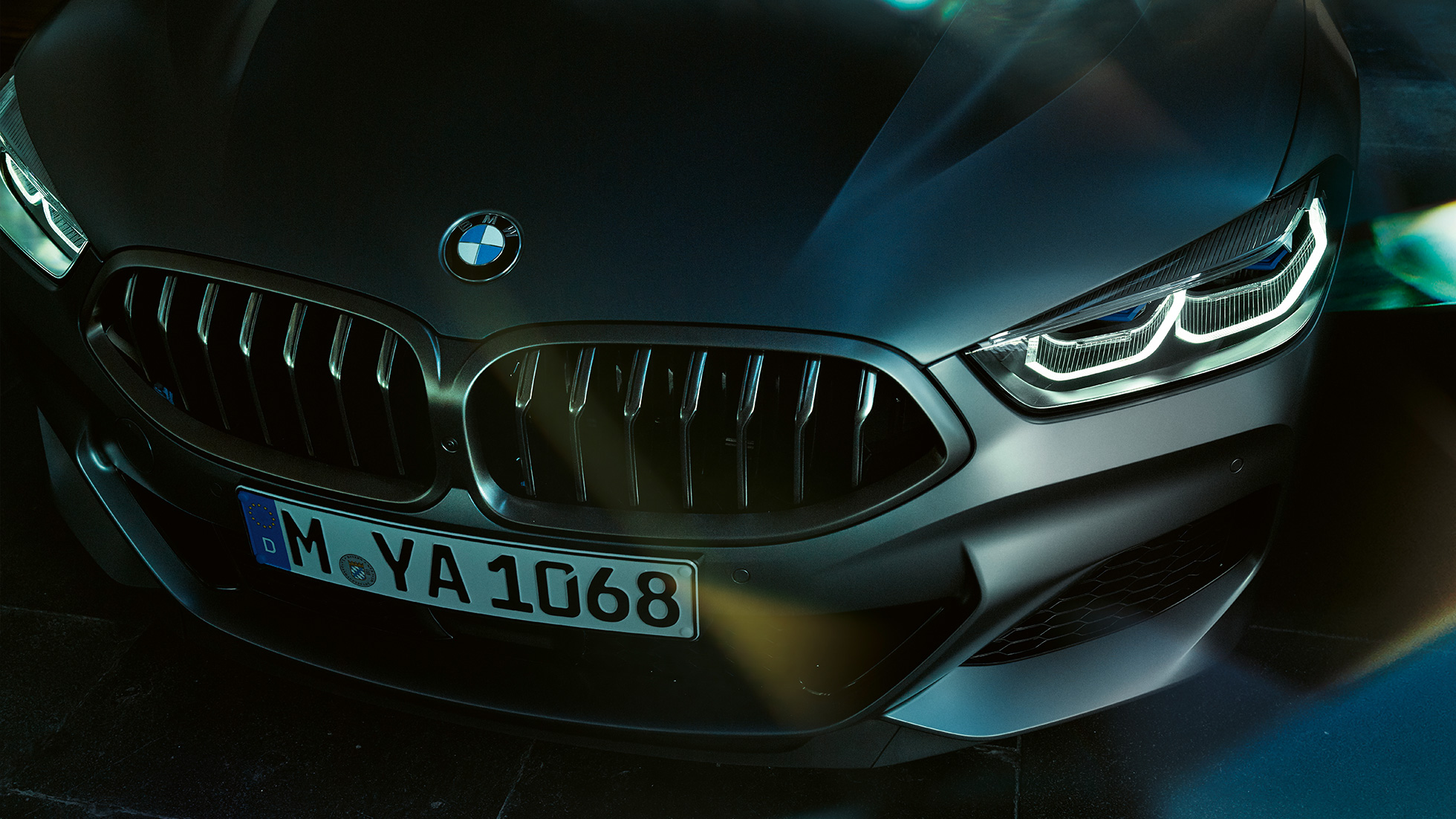 Ledvička BMW M850i xDrive Gran Coupé Ledvička BMW M850i xDrive Gran Coupé G16 2019 v kovinski barvi BMW Individual Frozen Bluestone, bližnji posnetek sprednjega dela