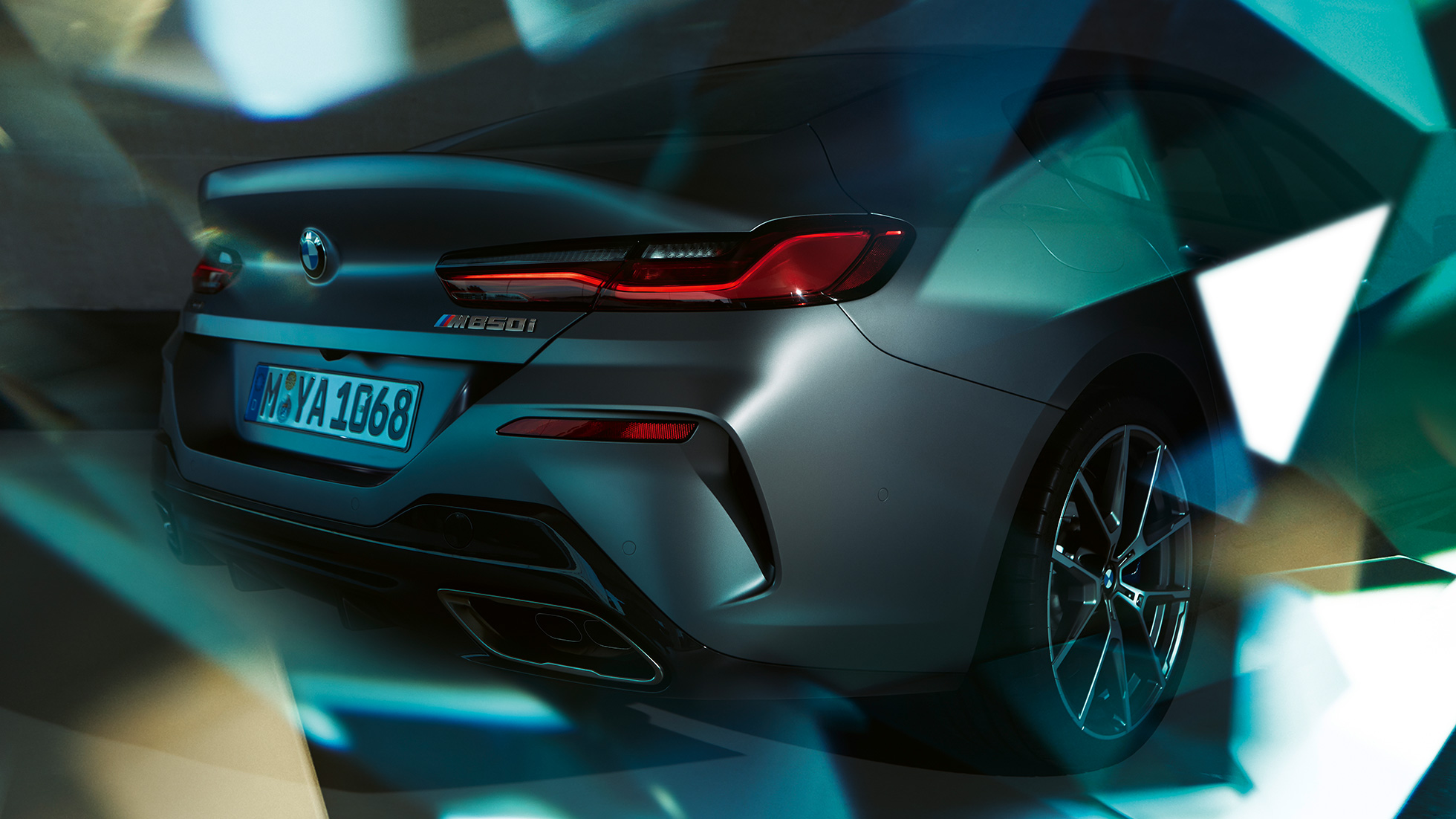 BMW M850i xDrive Gran Coupé, povečava zadnjega dela BMW M850i xDrive Gran Coupé G16 2019 v kovinski barvi BMW Individual Frozen Bluestone, bližnji posnetek zadnjega dela