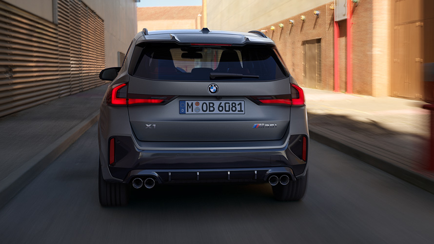 BMW X1 M35i xDrive BMW X1 M35i xDrive, pogled od zadaj med vožnjo