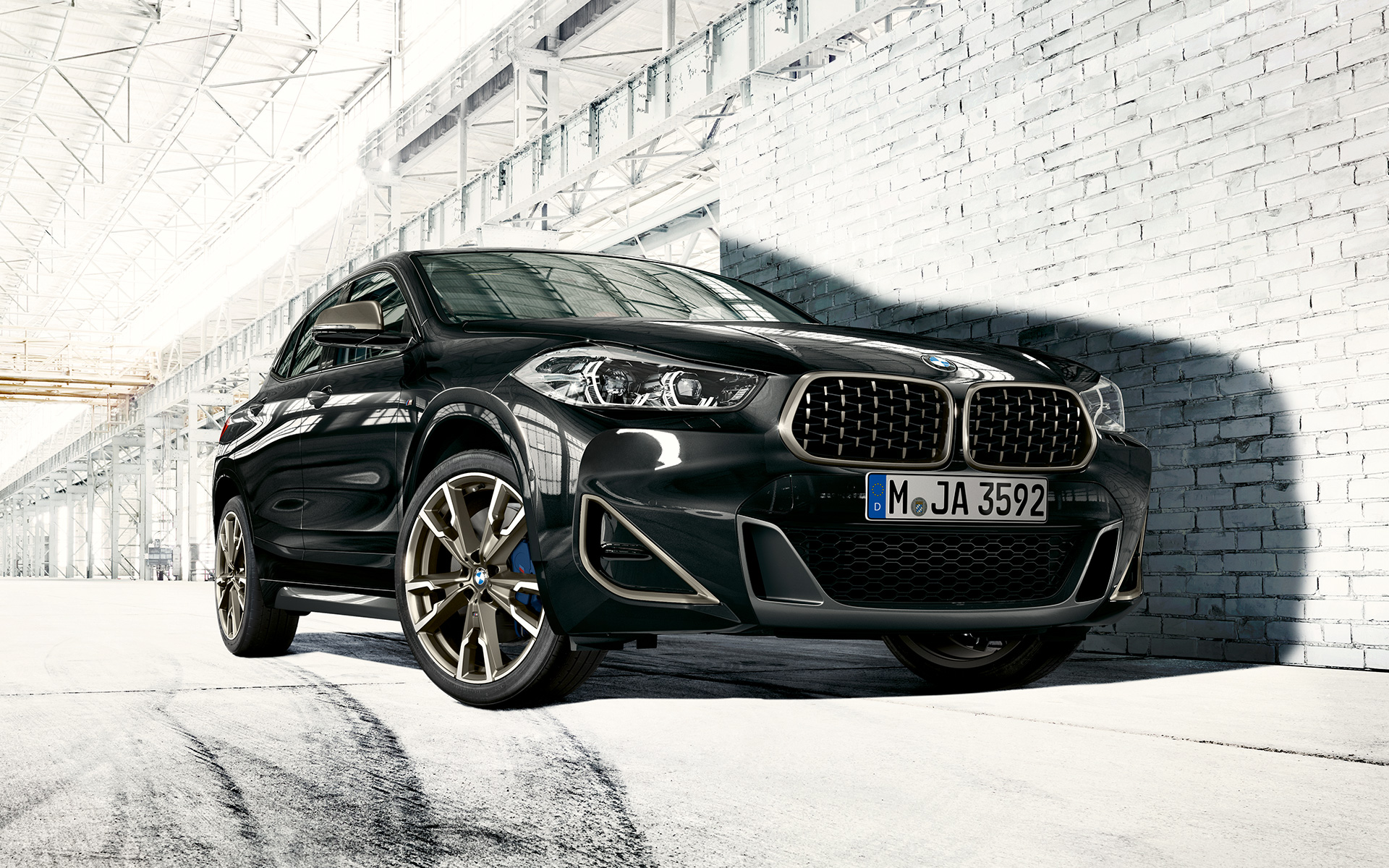 BMW X2 M35i, F39, kovinska barva Sapphire Black, dvojna ledvička, tričetrtinski pogled od spredaj med mirovanjem