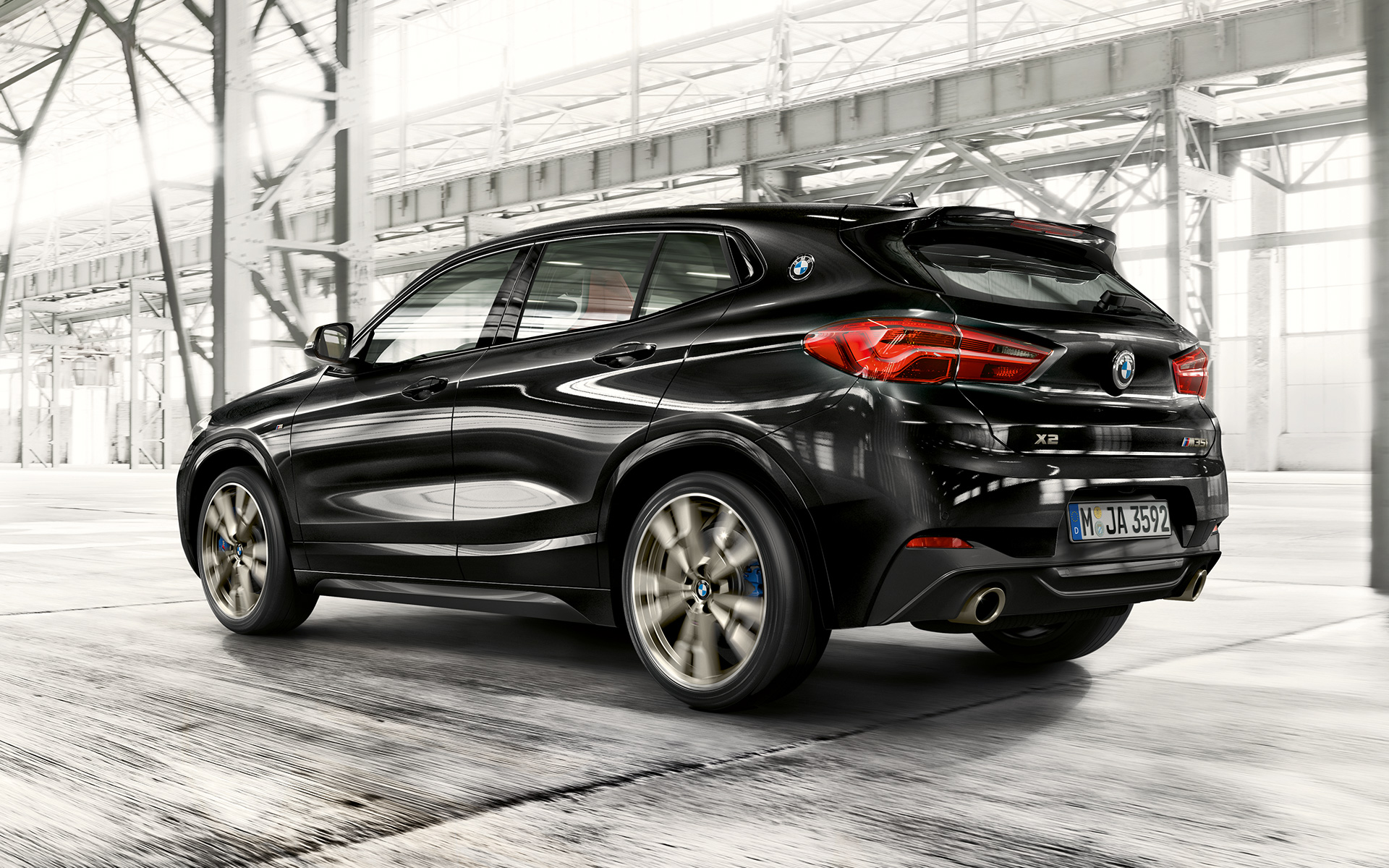 BMW X2 M35i, F39, kovinska barva Sapphire Black, M zadnji spojler, tričetrtinski pogled od spredaj