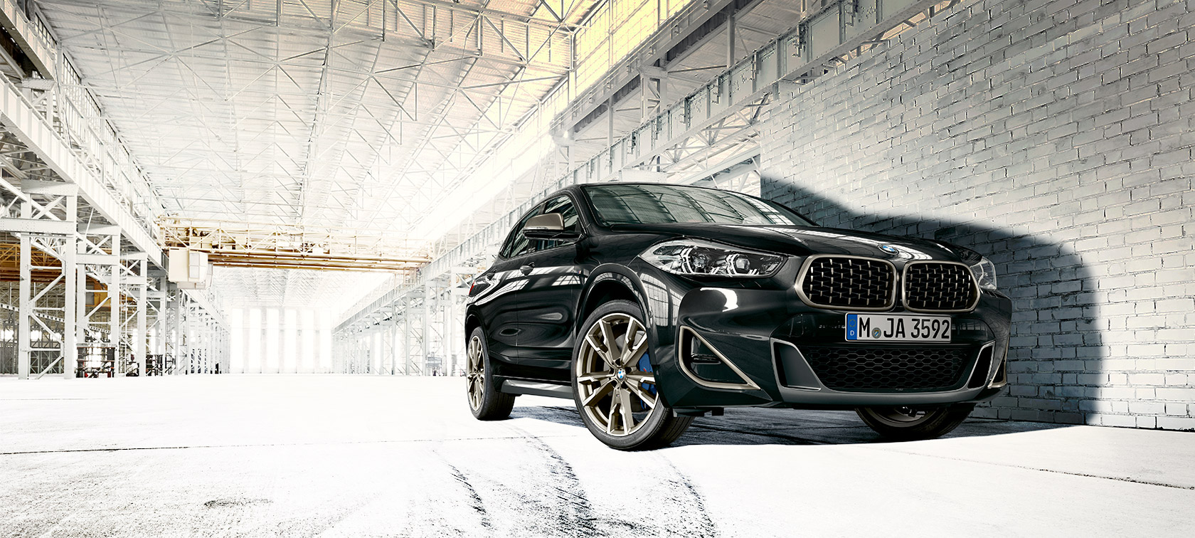 BMW X2 M35i, F39, kovinska barva Sapphire Black, posnetek pod nizkim kotom