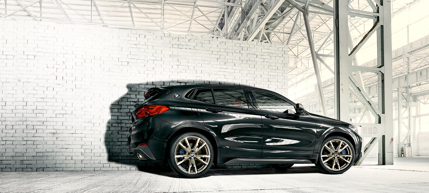 BMW X2 M35i, F39, stranski pogled BMW X2 M35i, F39, kovinska barva Sapphire Black, stranski pogled