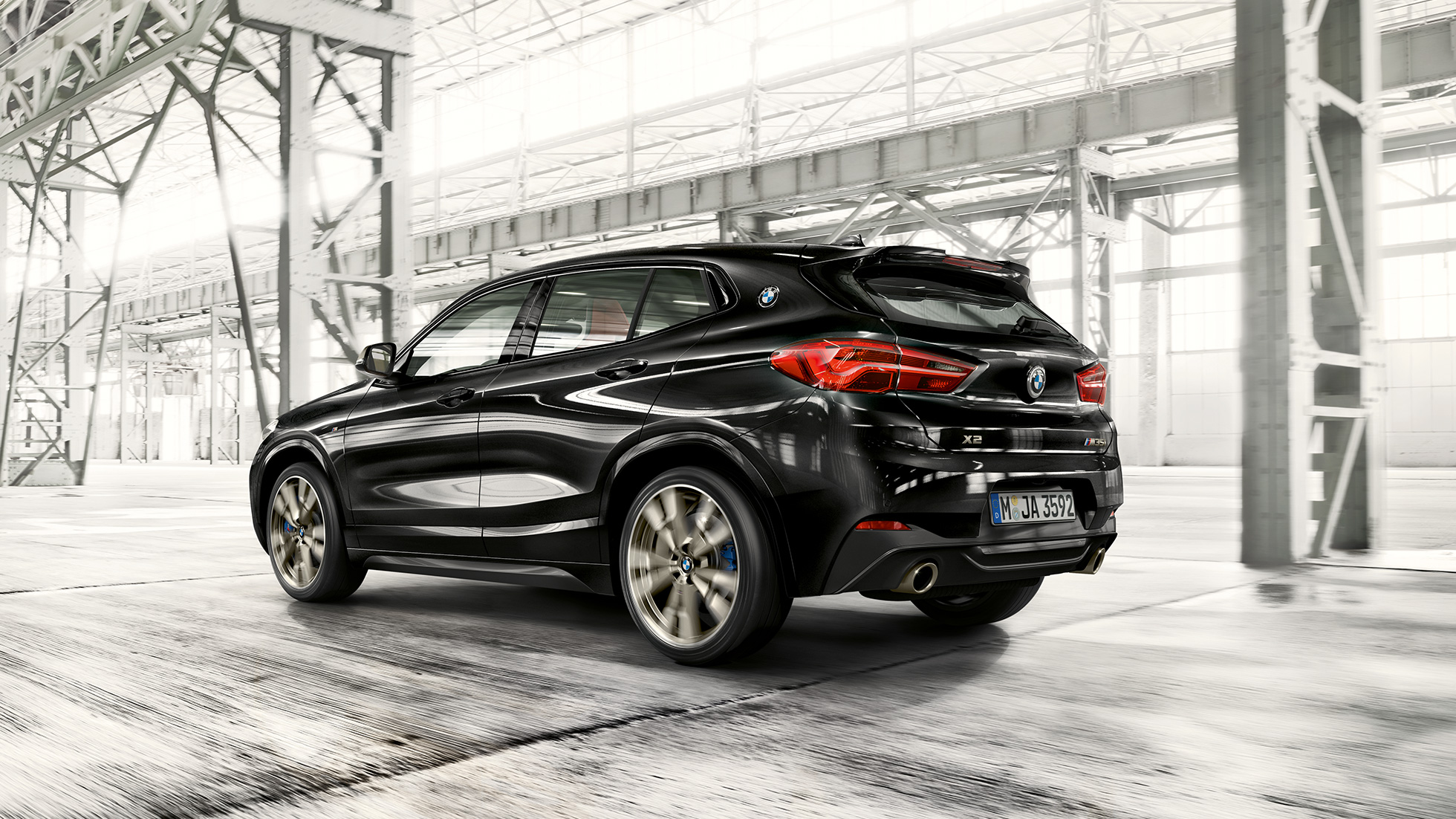 Vozna dinamika BMW X2 M35i Vozna dinamika BMW X2 M35i, kovinska barva Sapphire Black, F39 2018, tričetrtinski pogled od zadaj
