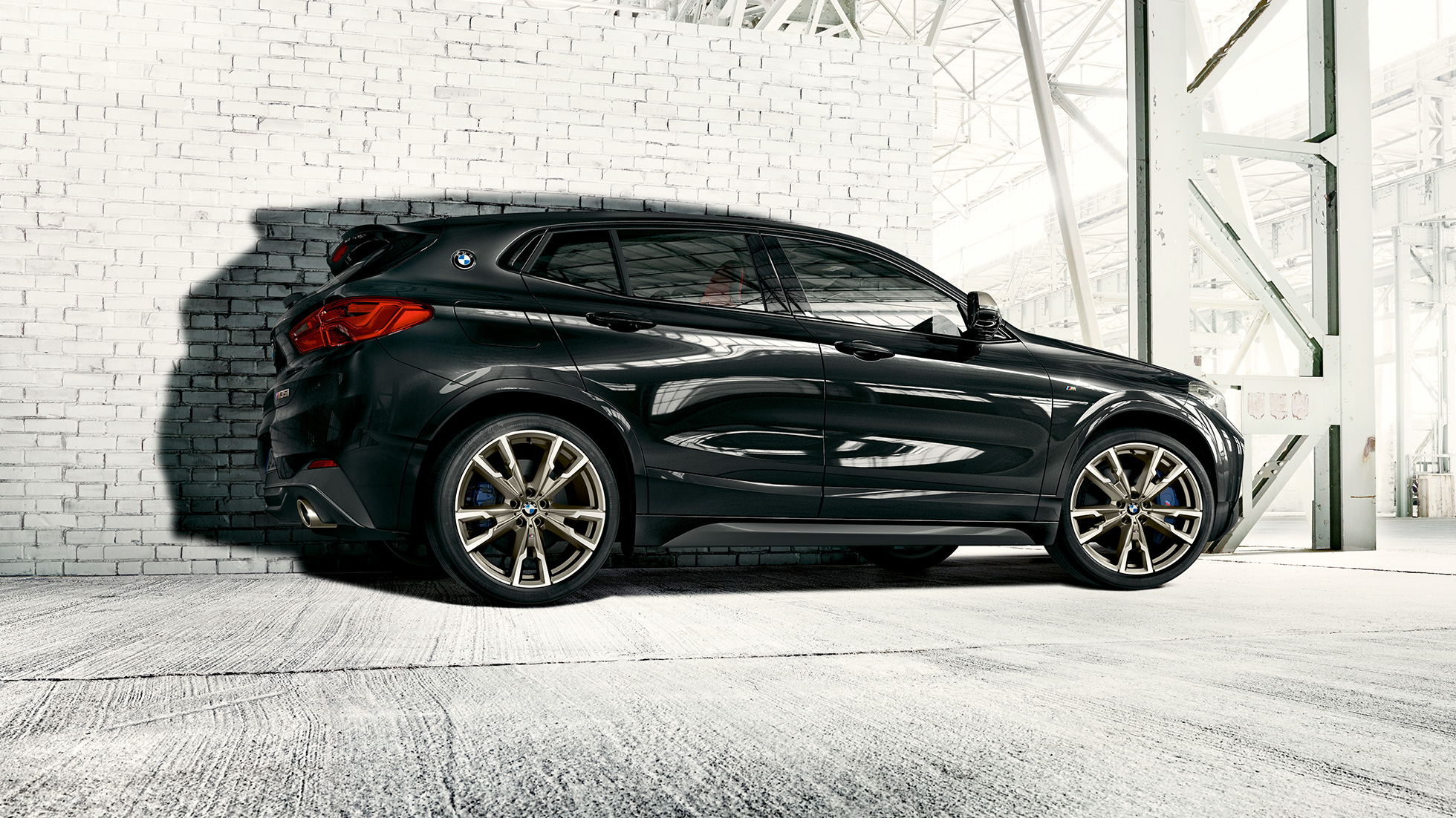 Zunanjost BMW X2 M35i Zunanjost BMW X2 M35i, kovinska barva Sapphire Black, F39, stranski pogled