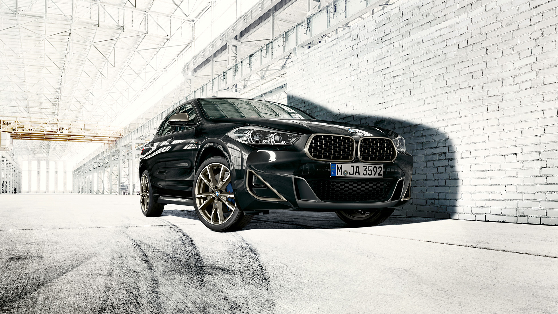 Dvojna ledvička pri BMW X2 M35i Dvojna ledvička pri BMW X2 M35i, kovinska barva Sapphire Black, F39, tričetrtinski pogled od spredaj