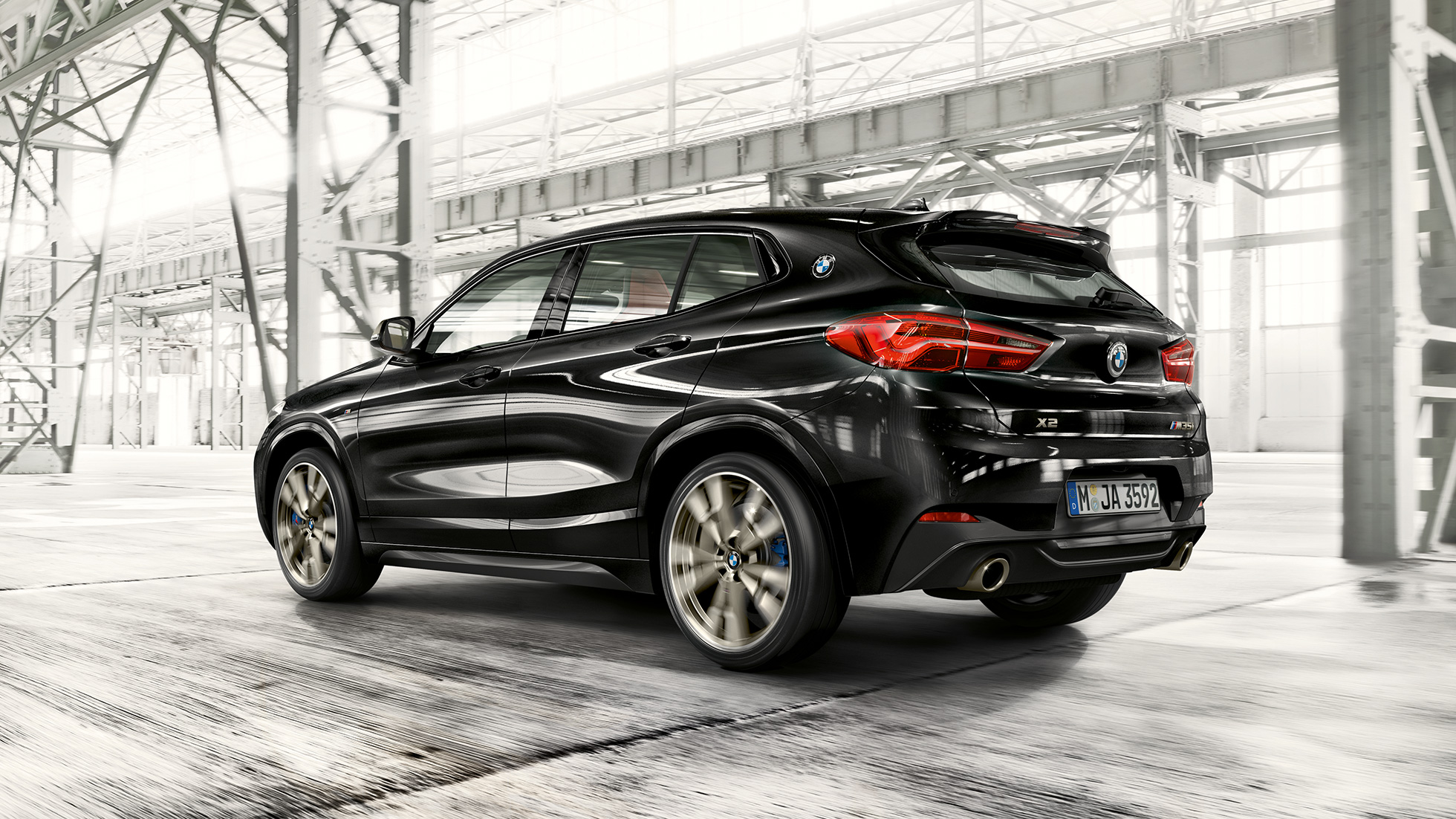 M zadnji spojler pri BMW X2 M35i M zadnji spojler pri BMW X2 M35i, kovinska barva Sapphire Black, F39, tričetrtinski pogled od spredaj