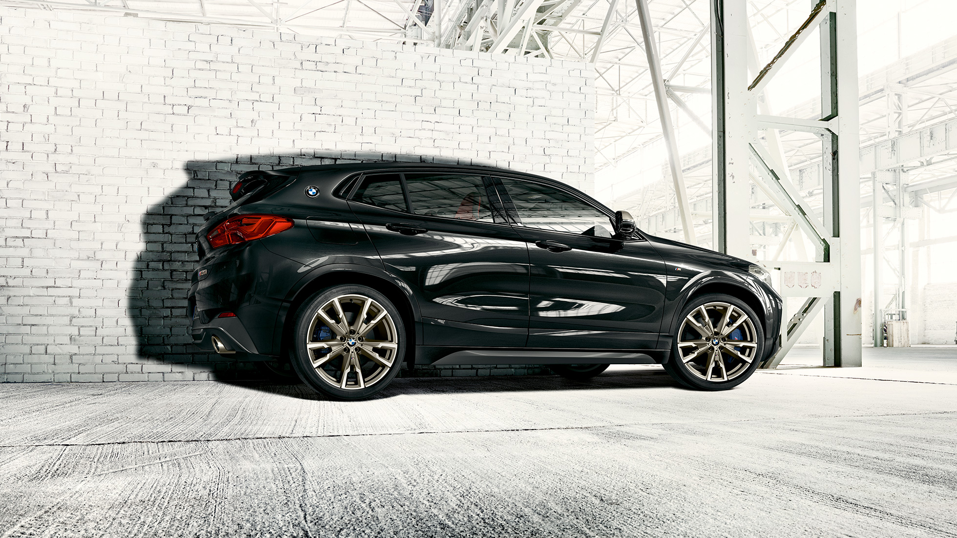 M-platišča iz lahke zlitine pri BMW X2 M35i M-platišča iz lahke zlitine pri BMW X2 M35i, kovinska barva Sapphire Black, F39, stranski pogled