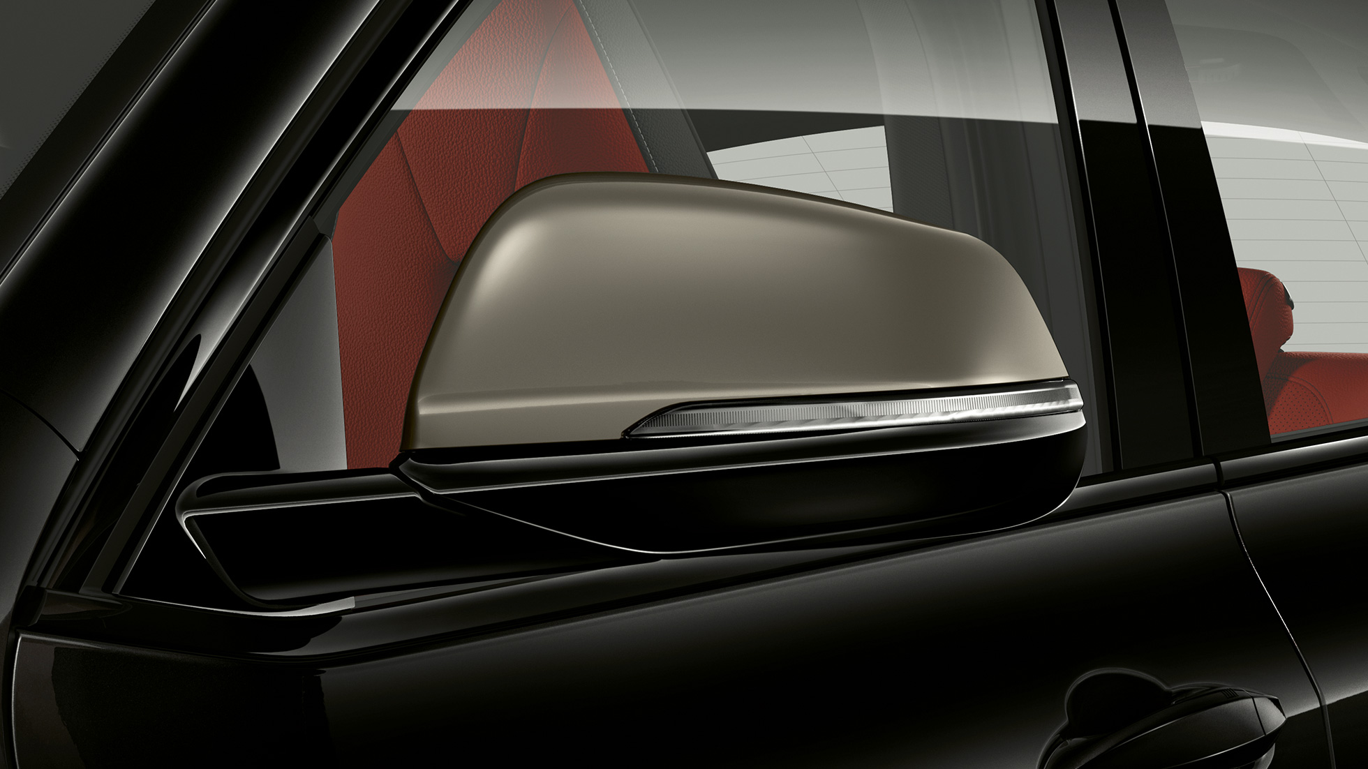 Pokrovi zunanjih ogledal pri BMW X2 M35i Pokrovi zunanjih ogledal v barvi Cerium Grey pri BMW X2 M35i, kovinska barva Sapphire Black, F39, zunanjost