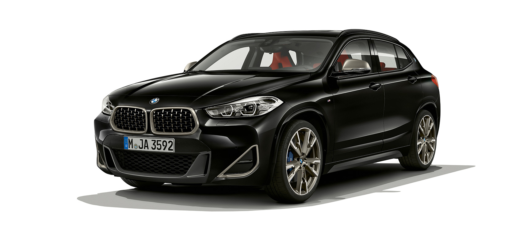 Tričetrtinski pogled od spredaj na BMW X2 M35i F39 Tričetrtinski pogled od spredaj na BMW X2 M35i, 2018 F39, kovinska barva Sapphire Black