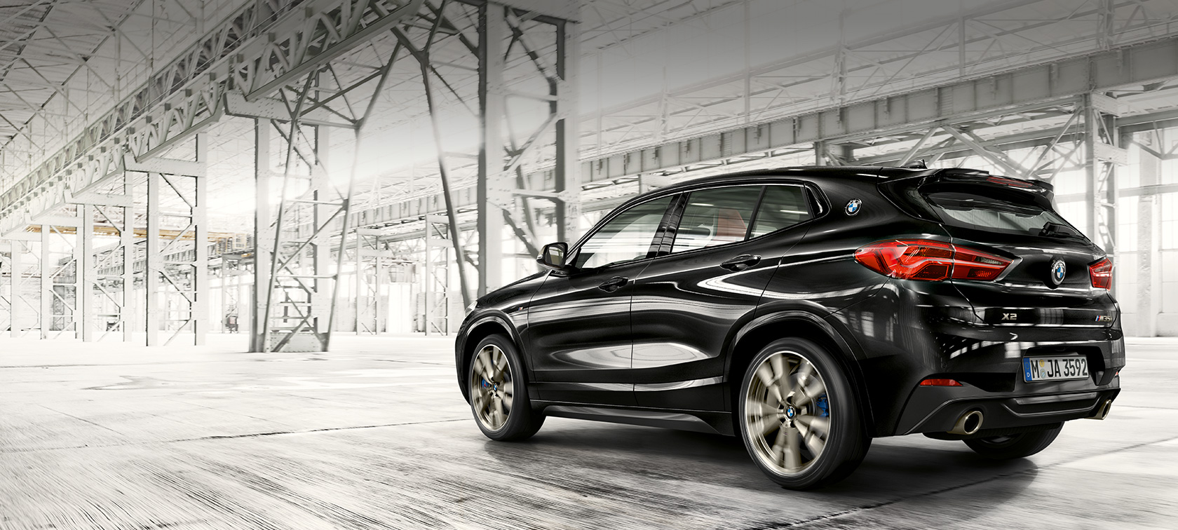 Tričetrtinski pogled od zadaj na BMW X2 M35i BMW X2 M35i, kovinska barva Sapphire Black, F39, tričetrtinski pogled od zadaj