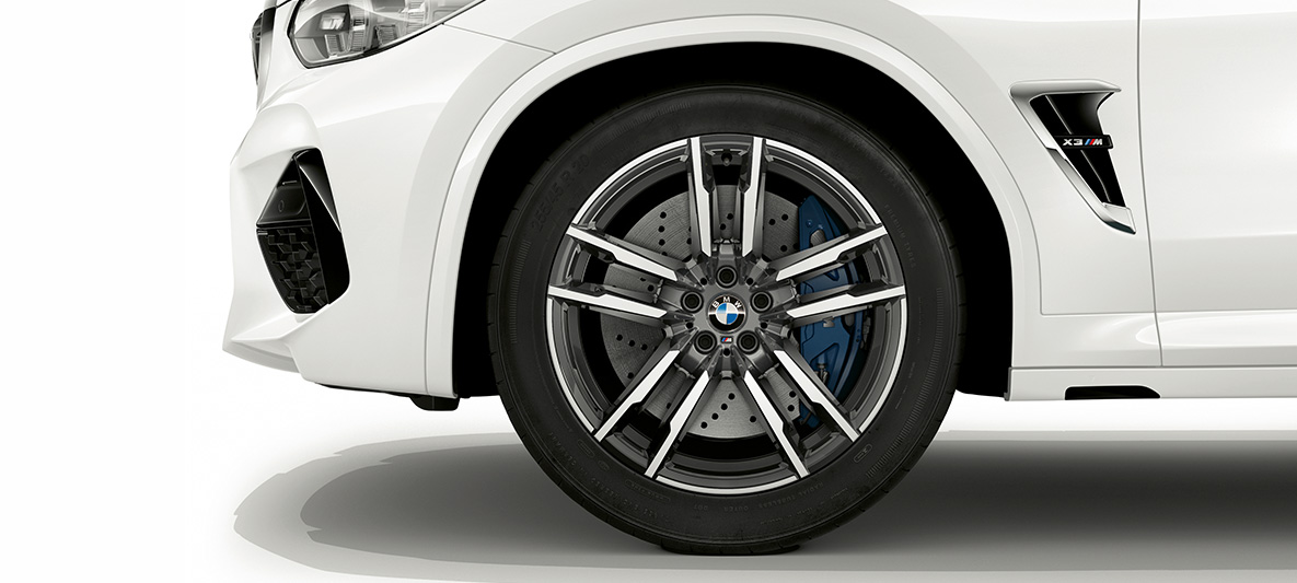 BMW X3 M, 20-palčna lita aluminijasta platišča M v barvi Orbit Grey. BMW X3 M v barvi Alpine White, zunanjost, 20-palčna lita aluminijasta platišča M v barvi Orbit Grey.