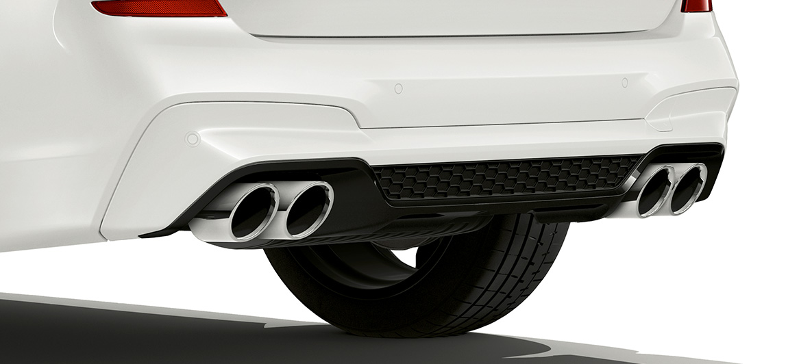 BMW X3 M, zadnji del s kromiranimi zaključki izpušnih cevi. BMW X3 M v barvi Alpine White, zunanjost, zadnji del s kromiranimi zaključki izpušnih cevi.