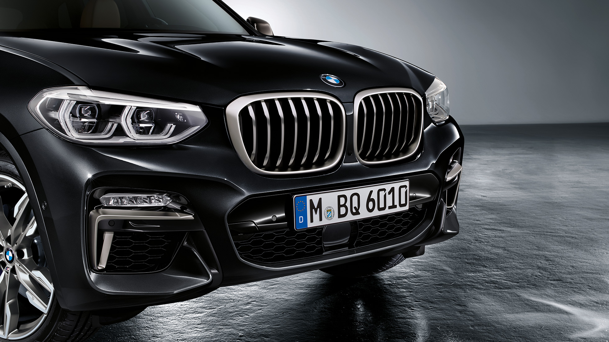 BMW X3 M40i in BMW X3 M40d, sprednja stran. BMW X3 M40i in BMW X3 M40d v kovinski barvi Black Sapphire, zunanjost, sprednji del z oblikovalskimi elementi v barvi Cerium Grey.