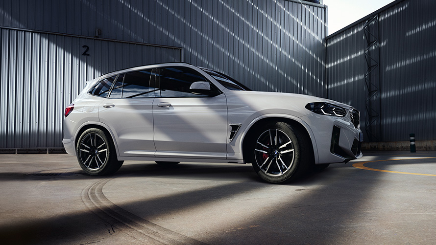 BMW X3 M, F97, LCI, osvežitev 2021, barva Alpine White, stranski pogled med mirovanjem BMW X3 M, F97, LCI, osvežitev 2021, barva Alpine White, stranski pogled med mirovanjem