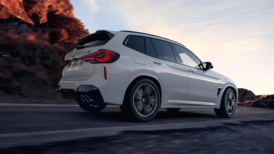 BMW X3 M, F97, LCI, osvežitev 2021, stranski pogled, posnetek pod nizkim kotom BMW X3 M, F97, LCI, osvežitev 2021, barva Alpine White, stranski pogled, posnetek pod nizkim kotom