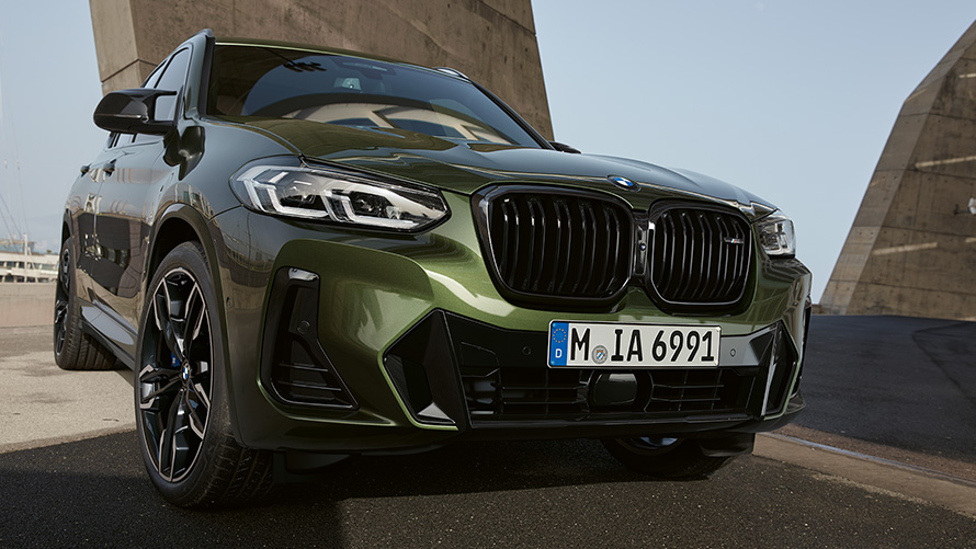 BMW X3 M40i, G01, LCI, osvežitev 2021, kovinska barva Malachite Green, pogled od spredaj med mirovanjem