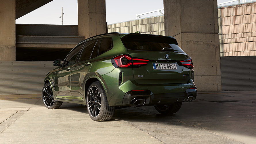 BMW X3 M40i, G01, LCI, osvežitev 2021, kovinska barva Malachite Green, tričetrtinski pogled od zadaj med mirovanjem