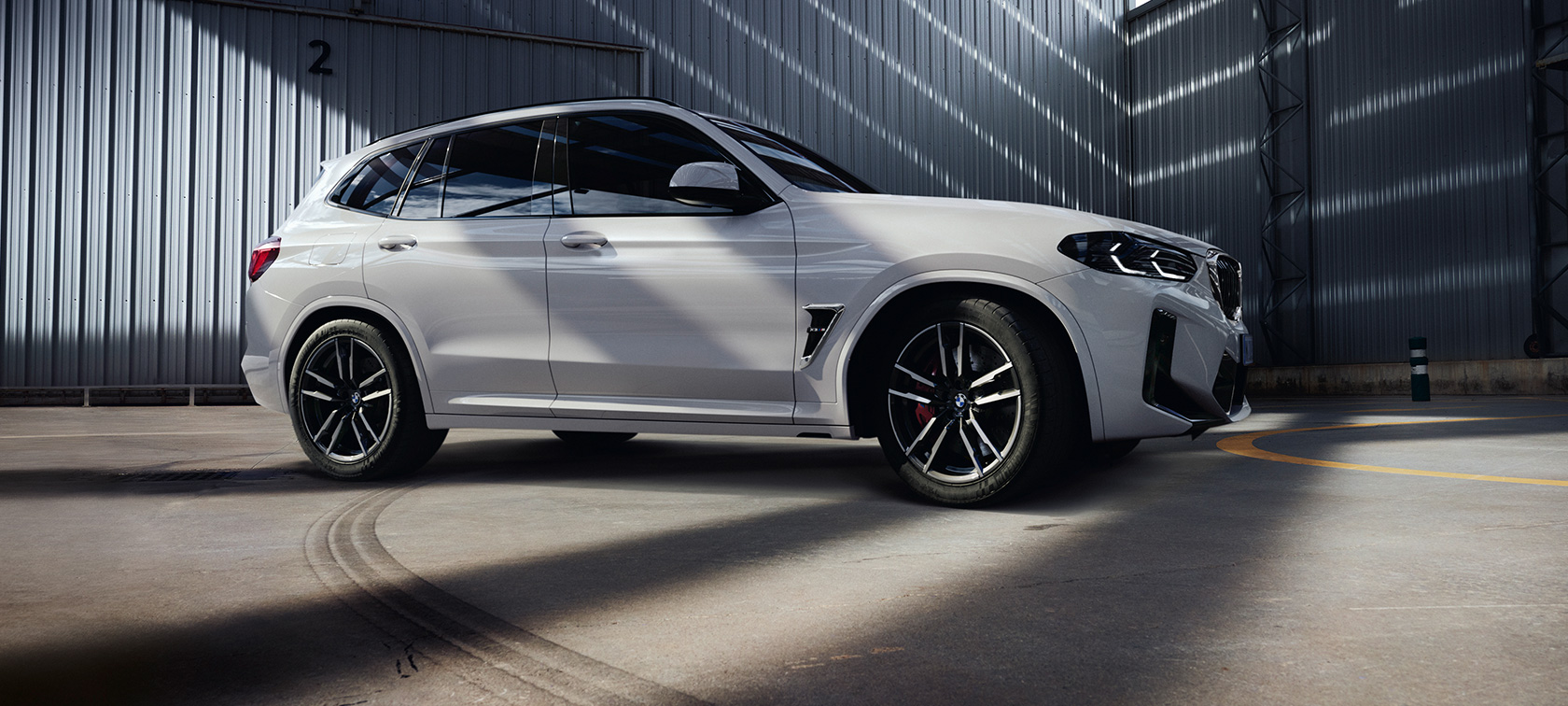 BMW X3 M, F97, LCI, osvežitev 2021, tričetrtinski stranski pogled BMW X3 M, F97, LCI, osvežitev 2021, barva Alpine White, tričetrtinski stranski pogled