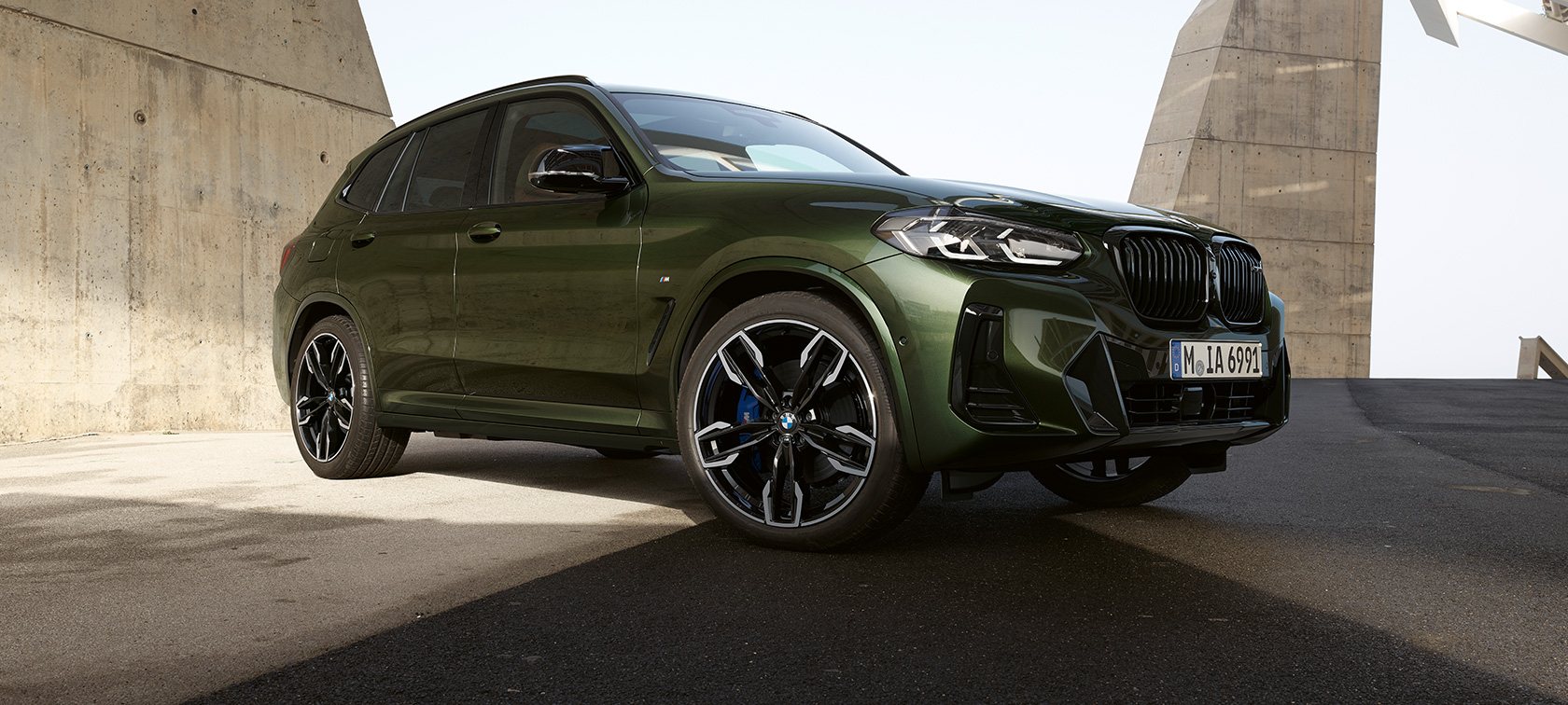 BMW X3 M40i, G01, LCI, osvežitev 2021, tričetrtinski pogled od spredaj med mirovanjem BMW X3 M40i, G01, LCI, osvežitev 2021, kovinska barva Malachite Green, tričetrtinski pogled od spredaj med mirovanjem