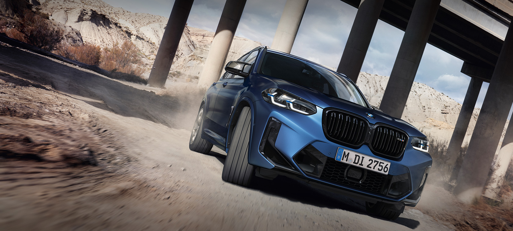 BMW X3 M Competition, F97, LCI, osvežitev 2021, kovinska barva Frozen Marina Bay Blue, tričetrtinski pogled od spredaj med vožnjo
