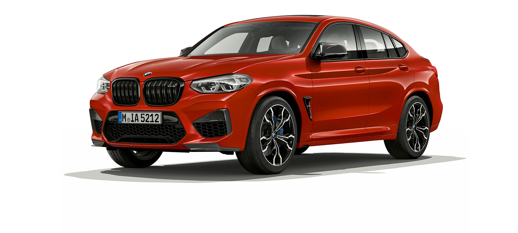 BMW X4 M Competition, v polprofilu od strani. BMW X4 M Competition v kovinski barvi Toronto Red, zunanjost, v polprofilu s strani.
