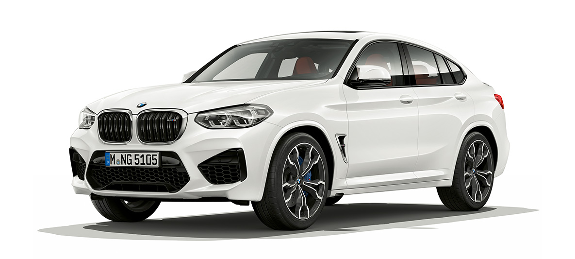 BMW X4 M, v profilu od strani. BMW X4 M v barvi Alpine White, zunanjost, v polprofilu od strani.