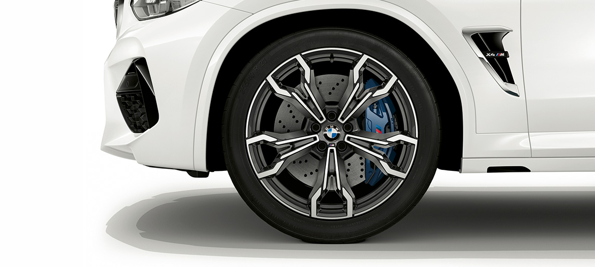 BMW X4 M, 21-palčna lita aluminijasta platišča M v barvi Orbit Grey. BMW X4 M v barvi Alpine White, zunanjost, 21-palčna lita aluminijasta platišča M v barvi Orbit Grey.