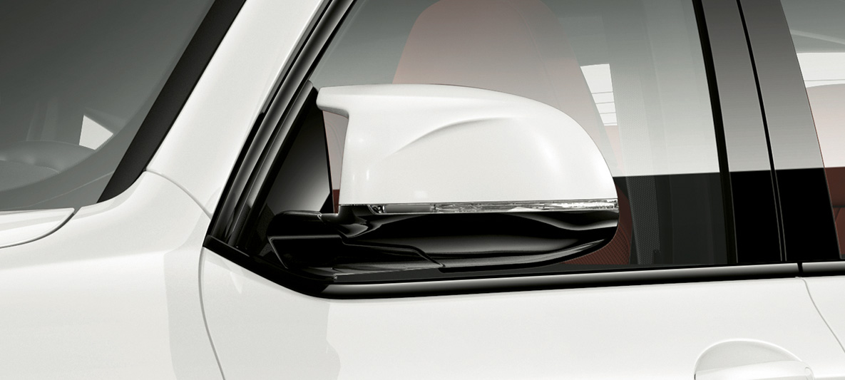 BMW X4 M, pokrovi ogledal v barvi vozila. BMW X4 M v barvi Alpine White, zunanjost, pokrovi ogledal v barvi vozila.