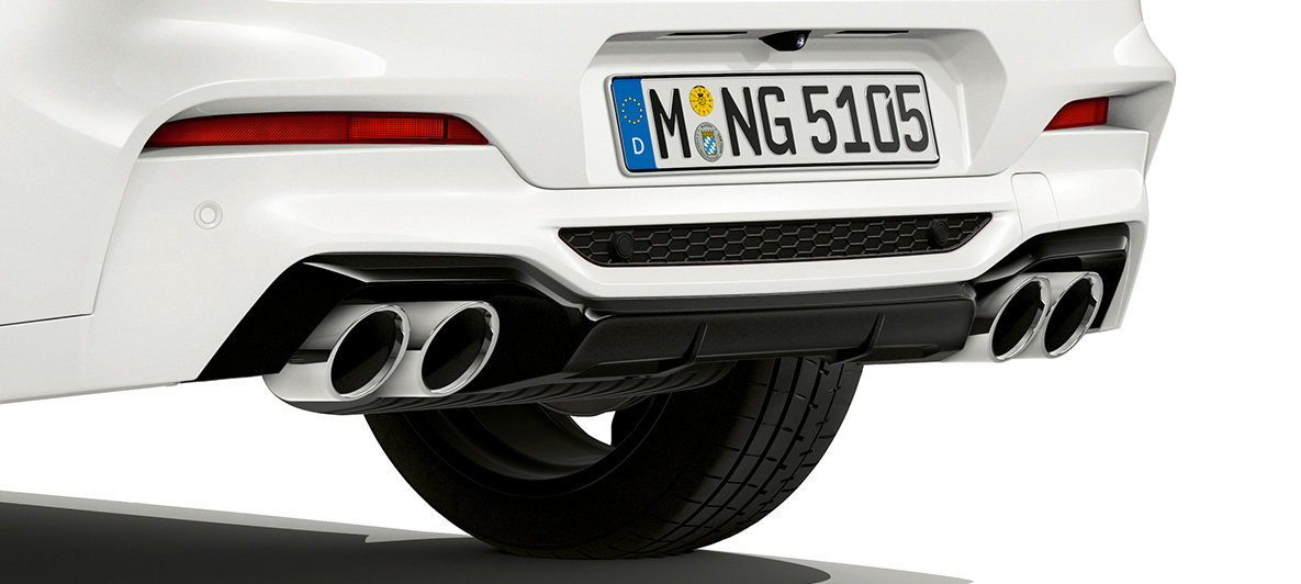 BMW X4 M, kromirane izpušne cevi. BMW X4 M v barvi Alpine White, zunanjost, zadnji del s kromiranimi izpušnimi cevmi.