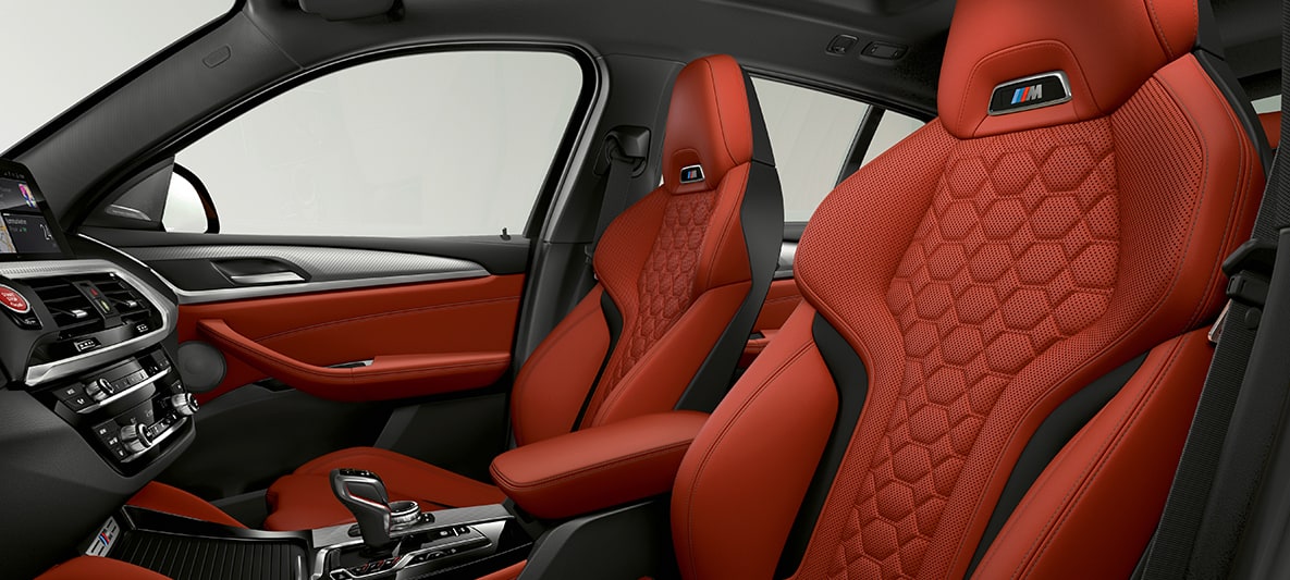 BMW X4 M, športni sedeži v usnju ‘Merino’ barve Sakhir Orange. BMW X4 M, notranjost, športni sedeži v usnju ‘Merino’ barve Sakhir Orange.
