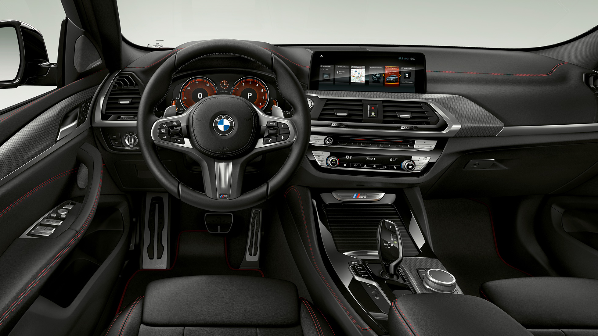 BMW X4 M40i in BMW X4 M40d, kabina. BMW X4 M40i in BMW X4 M40d, notranjost, kabina z usnjenim volanom M in sedeži M Sport.