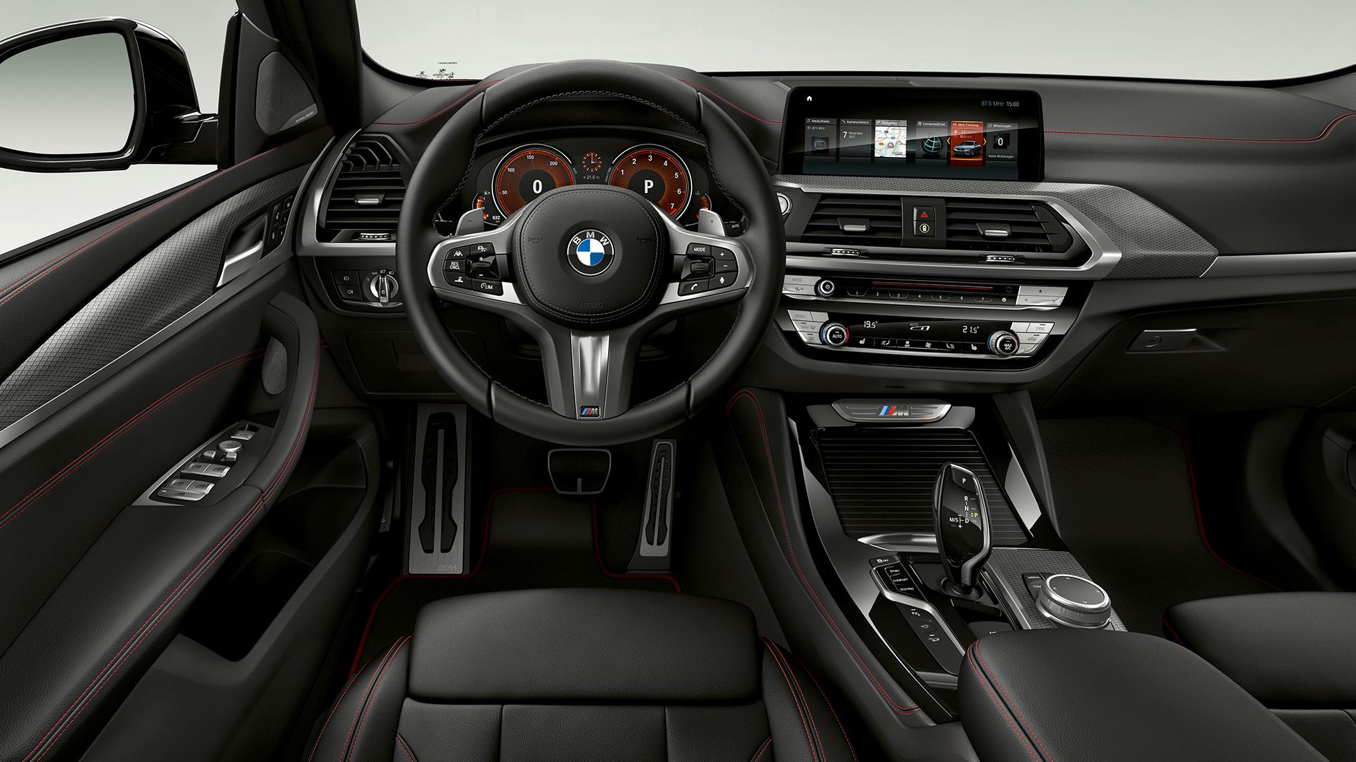BMW X4 M40i in BMW X4 M40d, kabina. BMW X4 M40i in BMW X4 M40d, notranjost, kabina s športnimi sedeži in usnjenim volanom M.