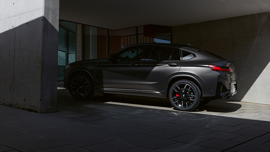 BMW X4 M40i, G02, LCI, osvežitev 2021, stranski pogled, na pol v senci pred vhodom