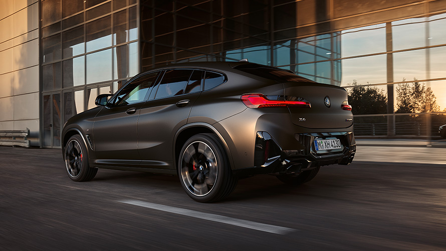 BMW X4 M40i, G02, LCI, osvežitev 2021, tričetrtinski pogled od zadaj pred stekleno fasado