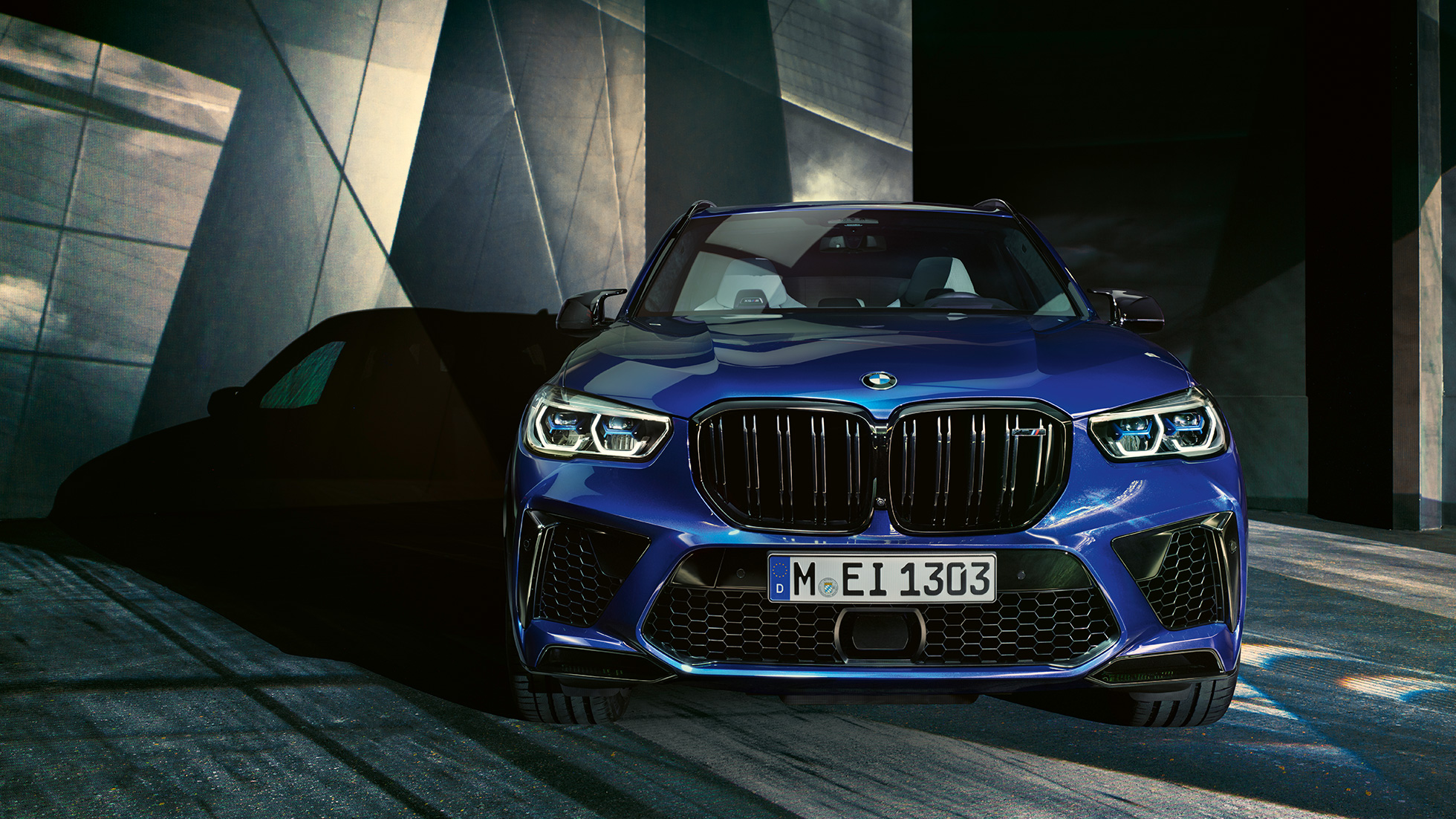 Zunanjost BMW X5 M Competition Zunanjost BMW X5 M Competition F95 2020 v kovinski barvi Marina Bay Blue, pogled s sprednje strani