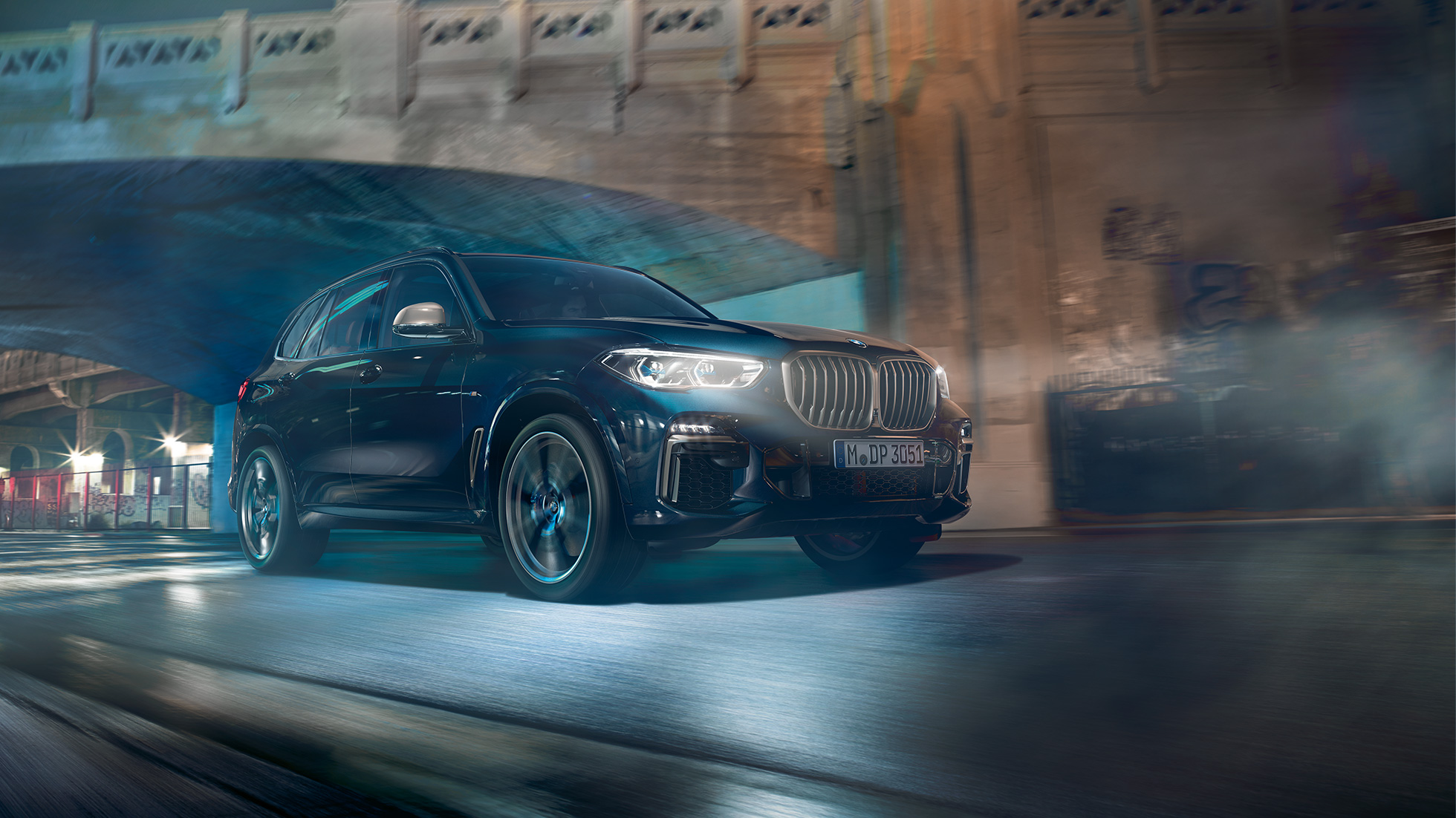 BMW X5 M50i z 8-valjnim bencinskim motorjem M TwinPower Turbo BMW X5 M50i z 8-valjnim bencinskim motorjem TwinPower Turbo G05 v kovinski barvi Carbon black, tričetrtinski stranski pogled