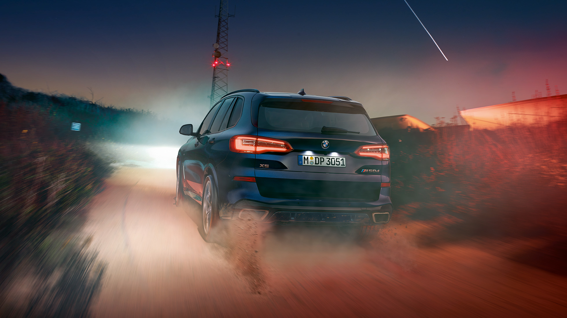 BMW X5 M50d s 6-valjnim dizelskim motorjem M TwinPower Turbo BMW X5 M50d s 6-valjnim dizelskim motorjem TwinPower Turbo G05 v kovinski barvi Carbon black, tričetrtinski pogled od zadaj