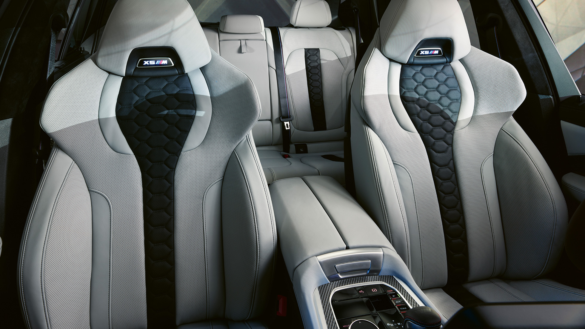 M večfunkcijski sedeži BMW X5 M Competition M večfunkcijski sedeži z svetlečim logotipom X5 M v vozilu BMW X5 M Competition F95, notranjost